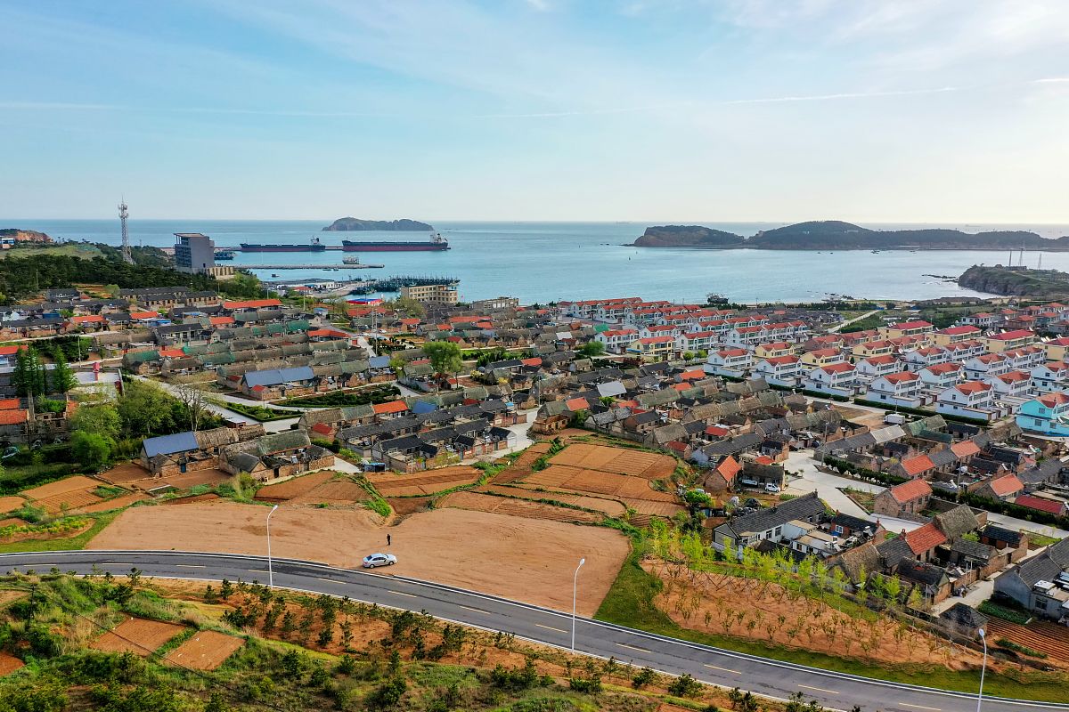 2021年5月11日,航拍山东省威海市地标——礼村海草房.