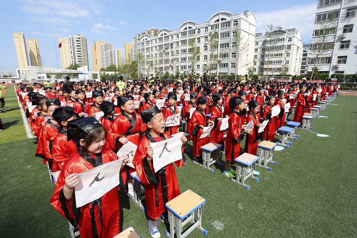 2020年9月4日,在山东泰安岳峰小学,830余名身着汉服的一年级新生在隆