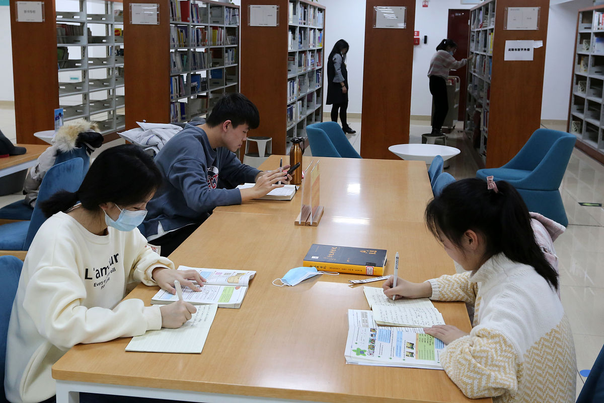 请你以座位为题以一个初一学生的视角写一篇600字左右的作文讲述一个与座位有关的故事并借此故事引发一些思考同时故事发生在图书馆