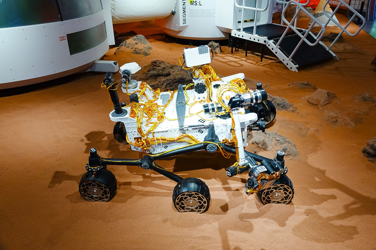 润色：Combining with the research in this article the elements located by different rows and columns in the matrix correspond to the fuel consumption required for different space vehicles to capture diff