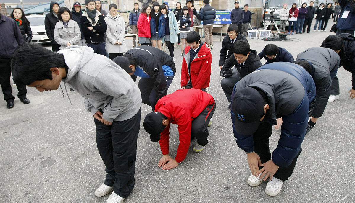 2009年11月12日,韩国首尔,韩国学生参加"2010大学入学考试".当日,约67
