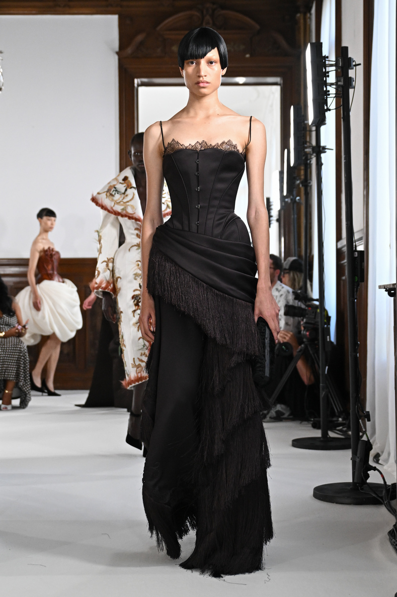 Armani阿玛尼帮我用200字详细描述