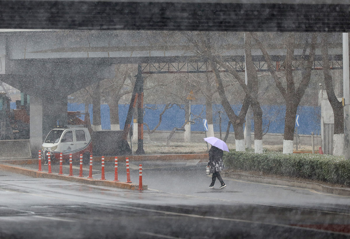 2022年3月17日,受冷空气影响,北京地区出现明显降温,降雪天气,民众冒