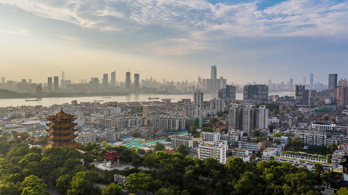 2021年7月11日,傍晚时分,武汉华灯初上,前来黄鹤楼及周边游玩的市民络