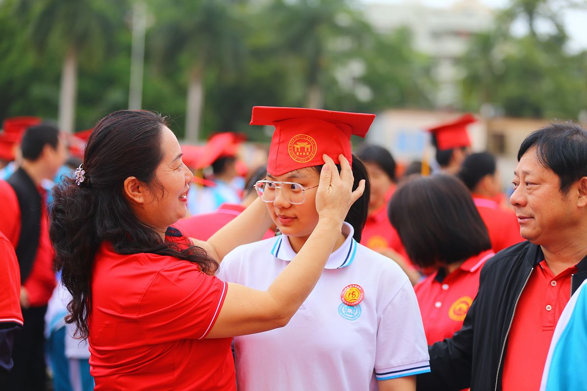 高三成人礼：家长给孩子的信，充满鼓励和期许