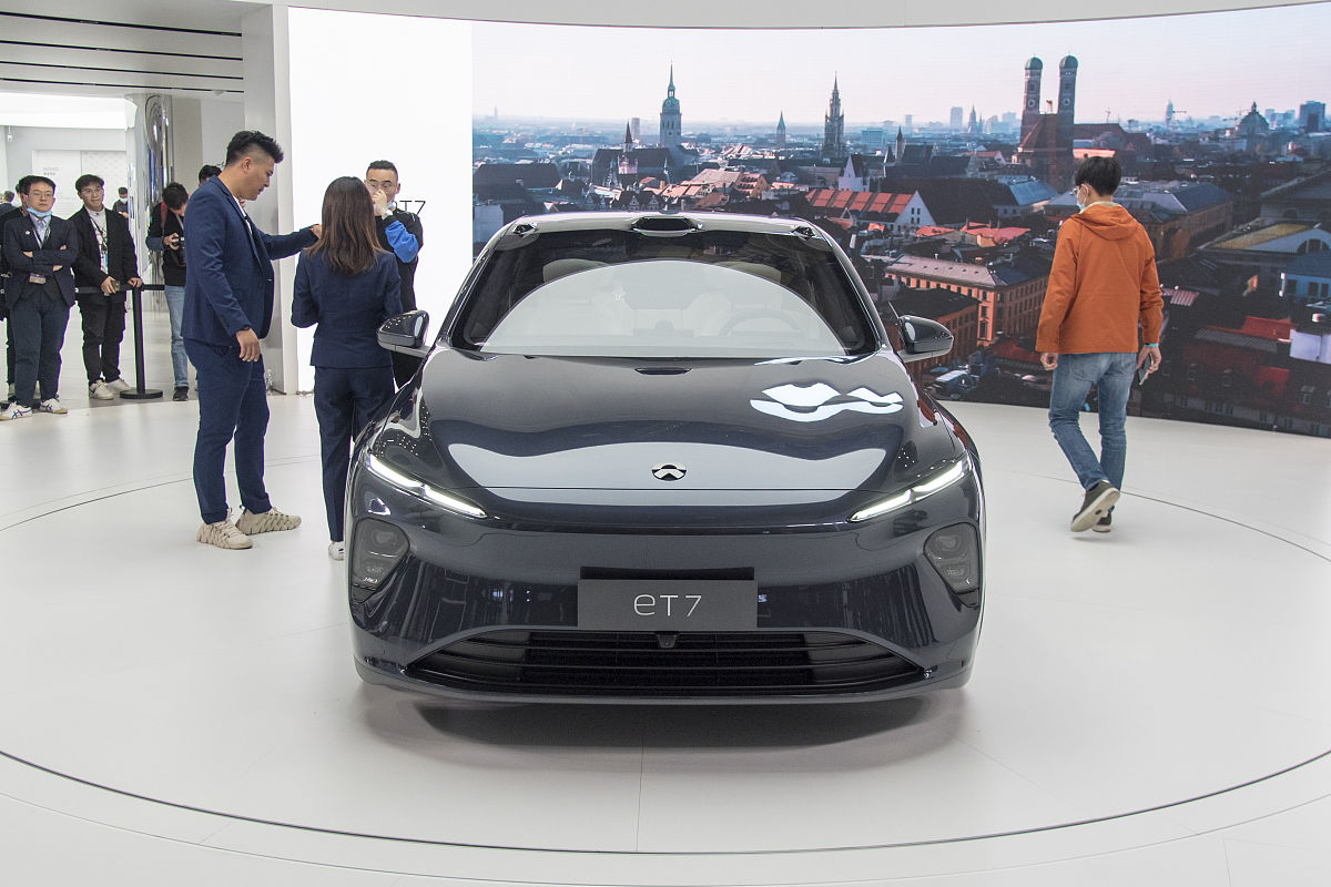 关于上海车展的邀请函起草一封回复邮件要求：客气、周到、字数300字