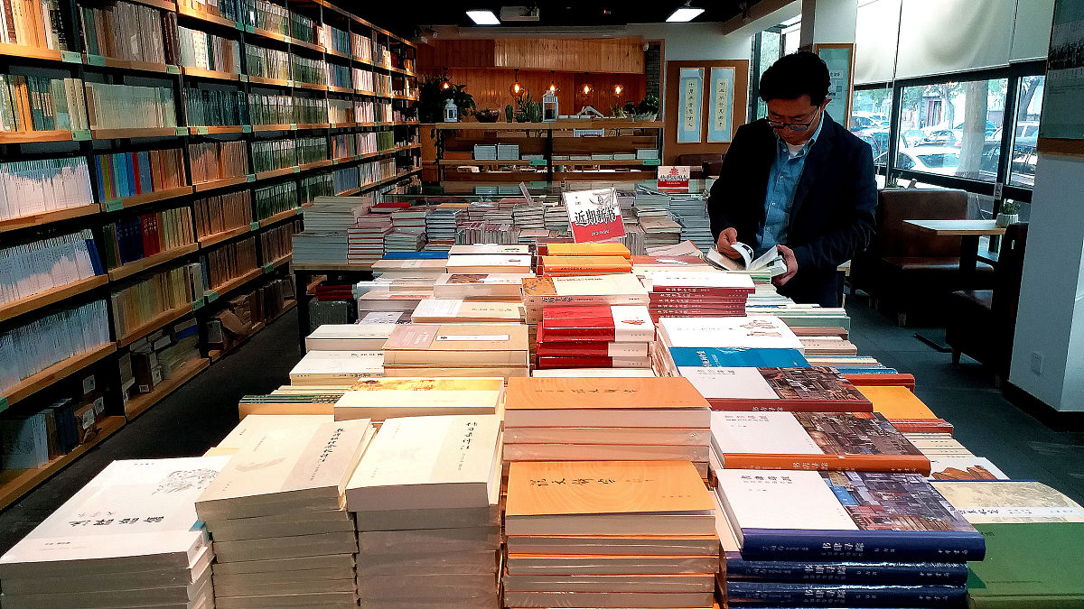 2018年11月1日,北京丰台,中华书局旗下的精品书店伯鸿書店,店内摆满了