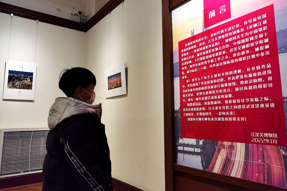 活动伊始学生干部们在讲解员的带领下有序进入校史馆。在校史馆里听着讲解员述说延边大学的发展历程同学们被延边大学的百年沧桑历史震撼了。一幅幅老照片不仅阐述着延边大学的往昔更让同学们深刻感受到：延边大学获得的各项成就与前辈们、前辈们数代人共同努力分不开。参观过程中同学们纷纷拿出手机拍照以缅怀延边大学光辉历史与浓厚人文情怀。接着同学们来到了校展览馆校展览馆以图文并茂的信息和实物展示了学校各个方面建设的精神