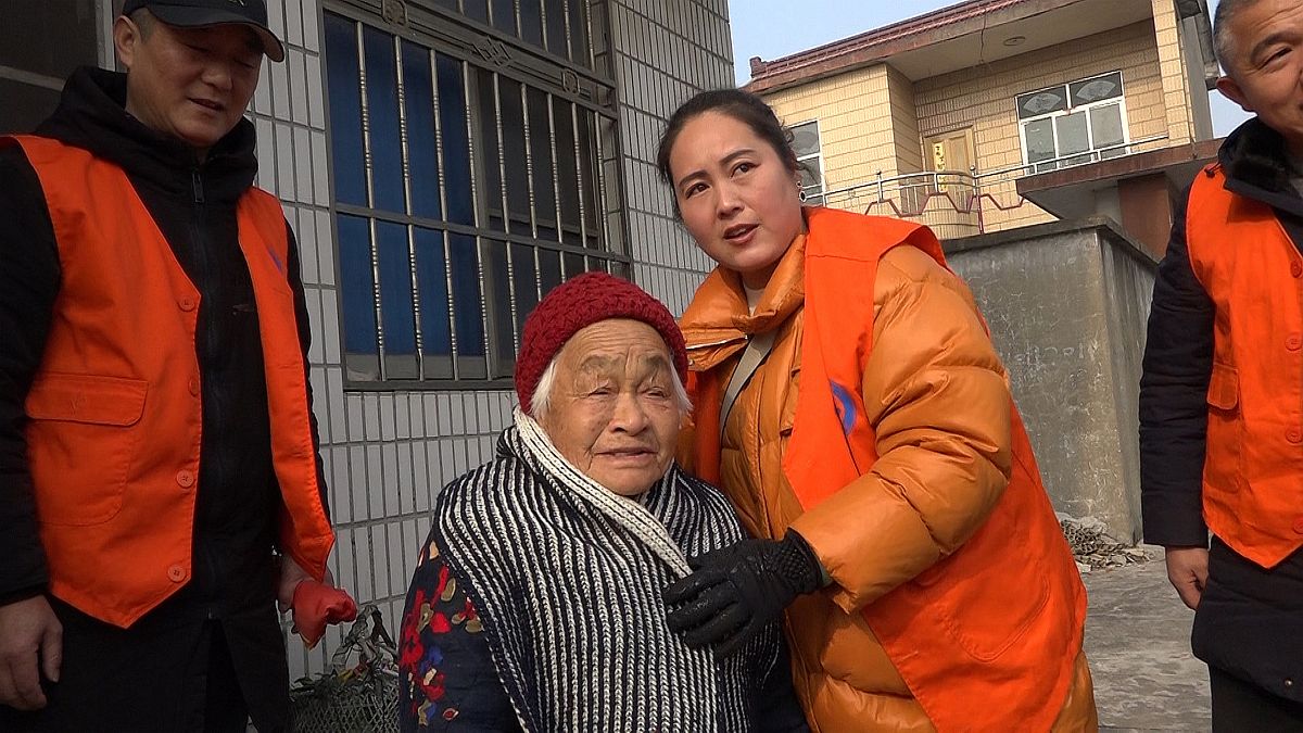 探访乡村独居老人：暖心视频案例展现志愿者关爱