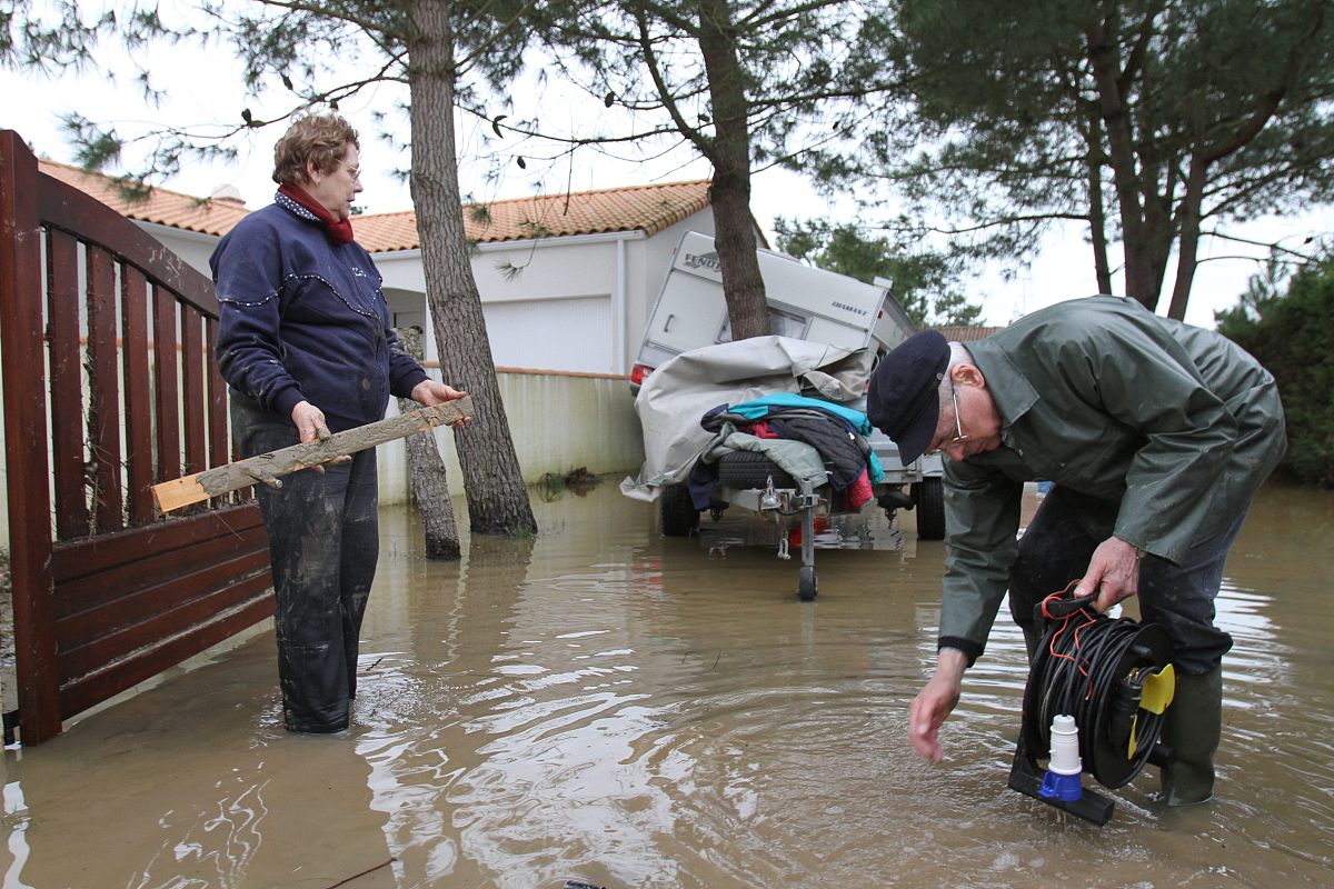 将下列句子改写：史培军从风险管理的角度完善了灾害系统的结构与功能体系并对灾害风险进行了等级划分