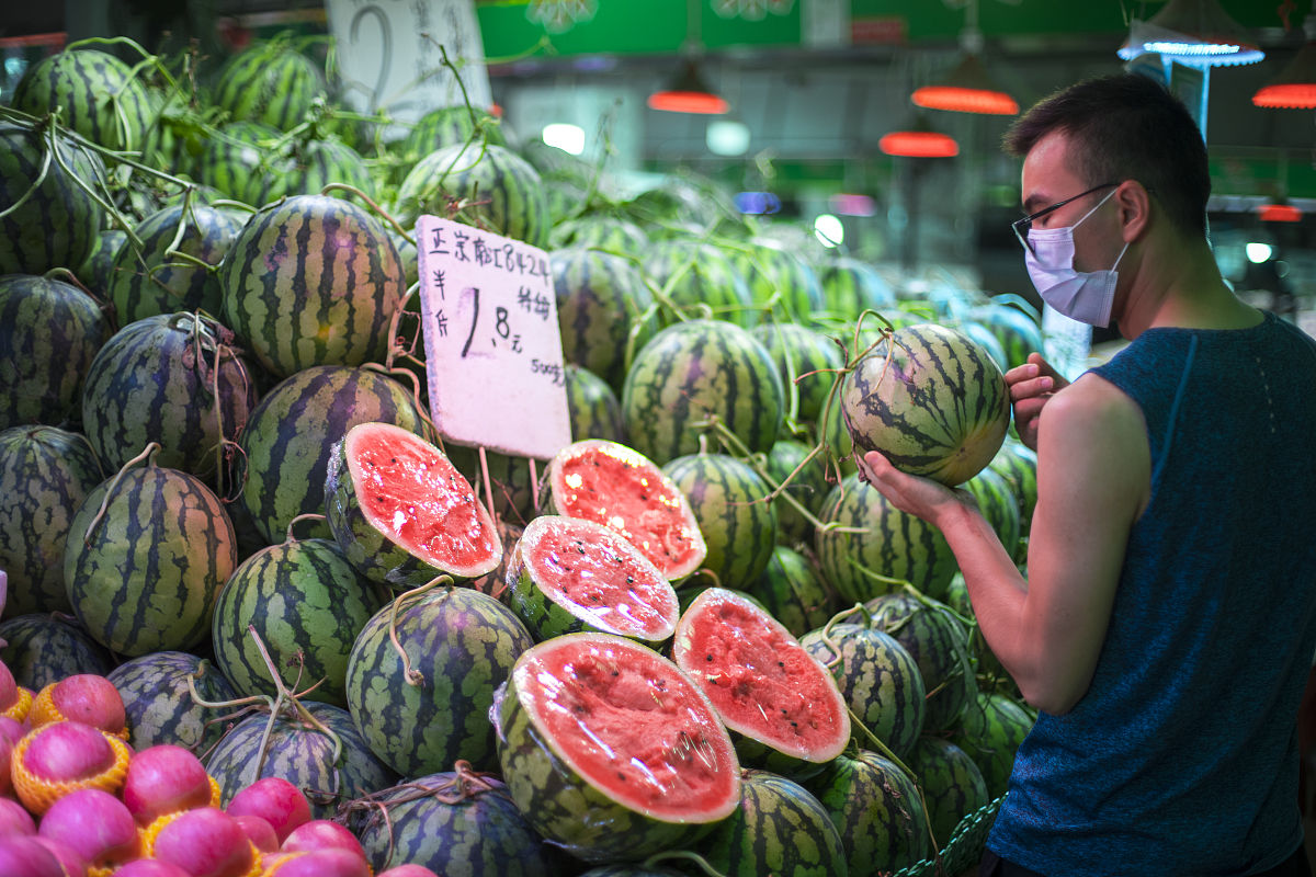 一个西瓜进价50元卖70元收了100元假币老板亏了多少钱