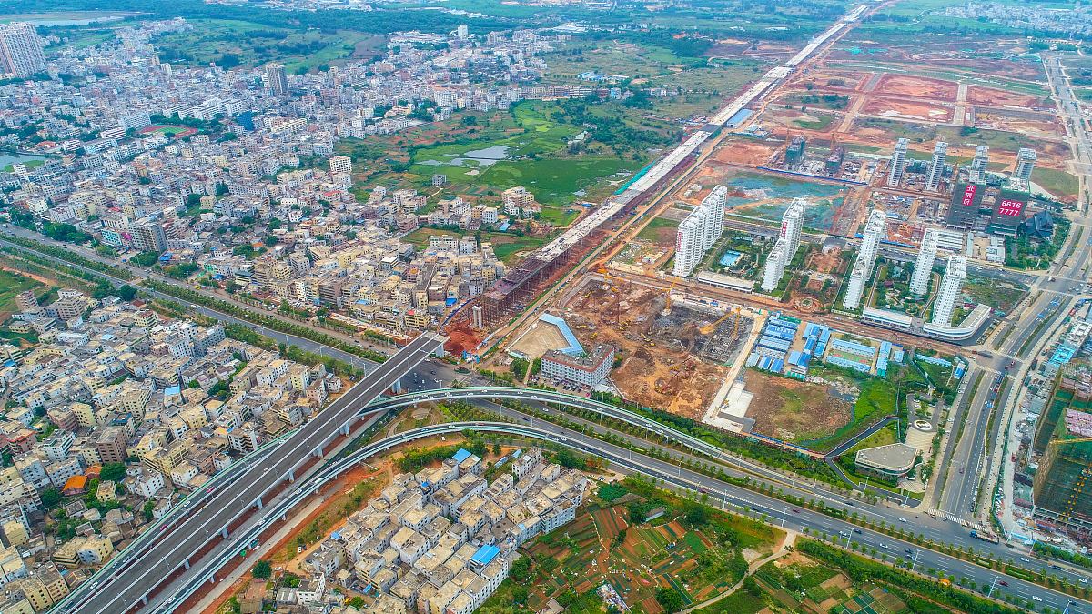 恩平325改道经过黄竹塘村，交通更便利，发展更繁荣