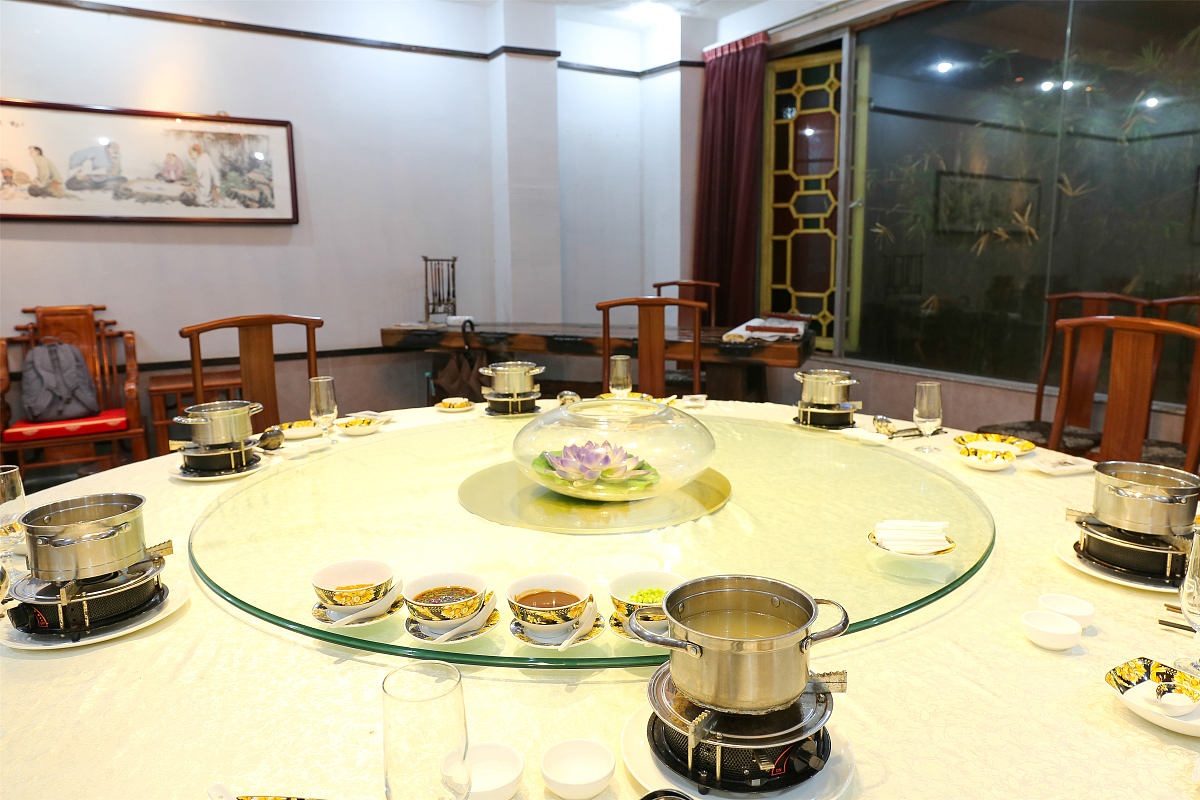 八仙桌：中国传统餐桌的象征