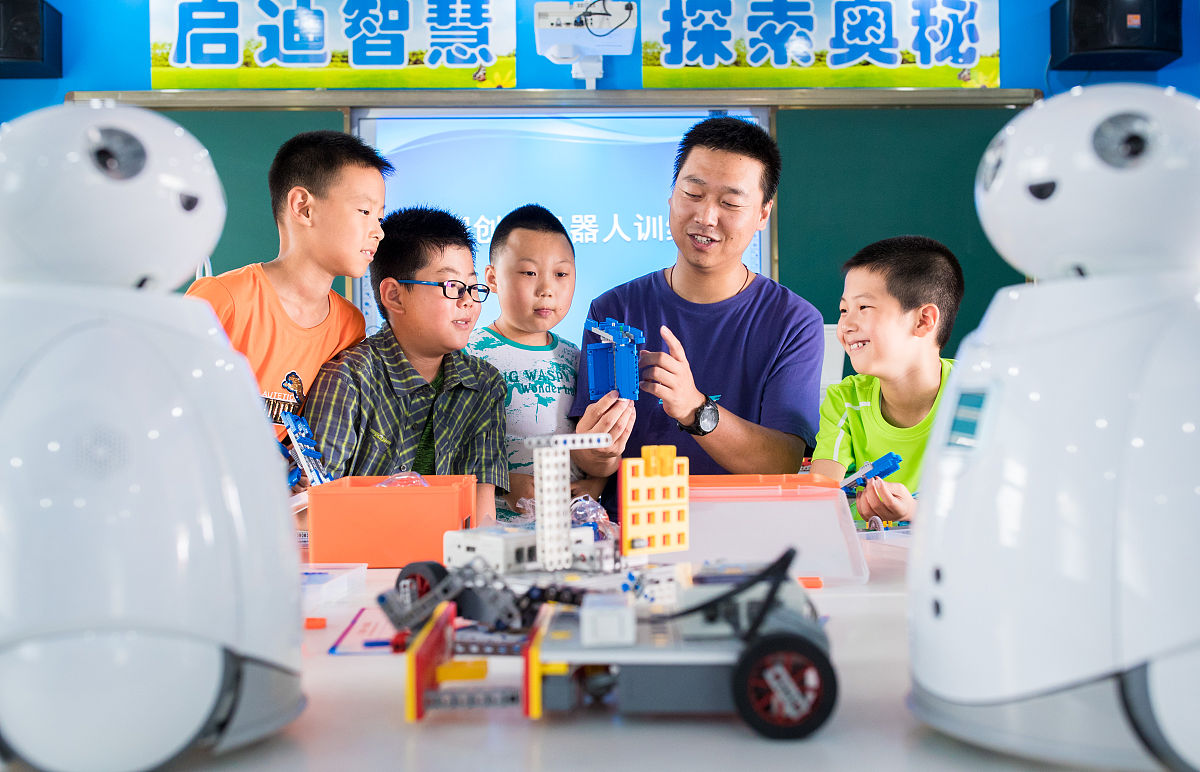 你作为 教育界人士 介绍一下考青少年人工智能师资的重要性