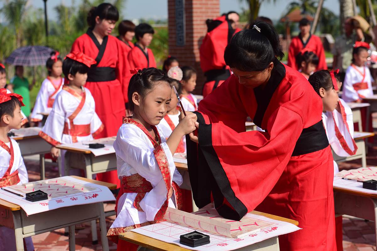 帮我写100字传统文化活动详情