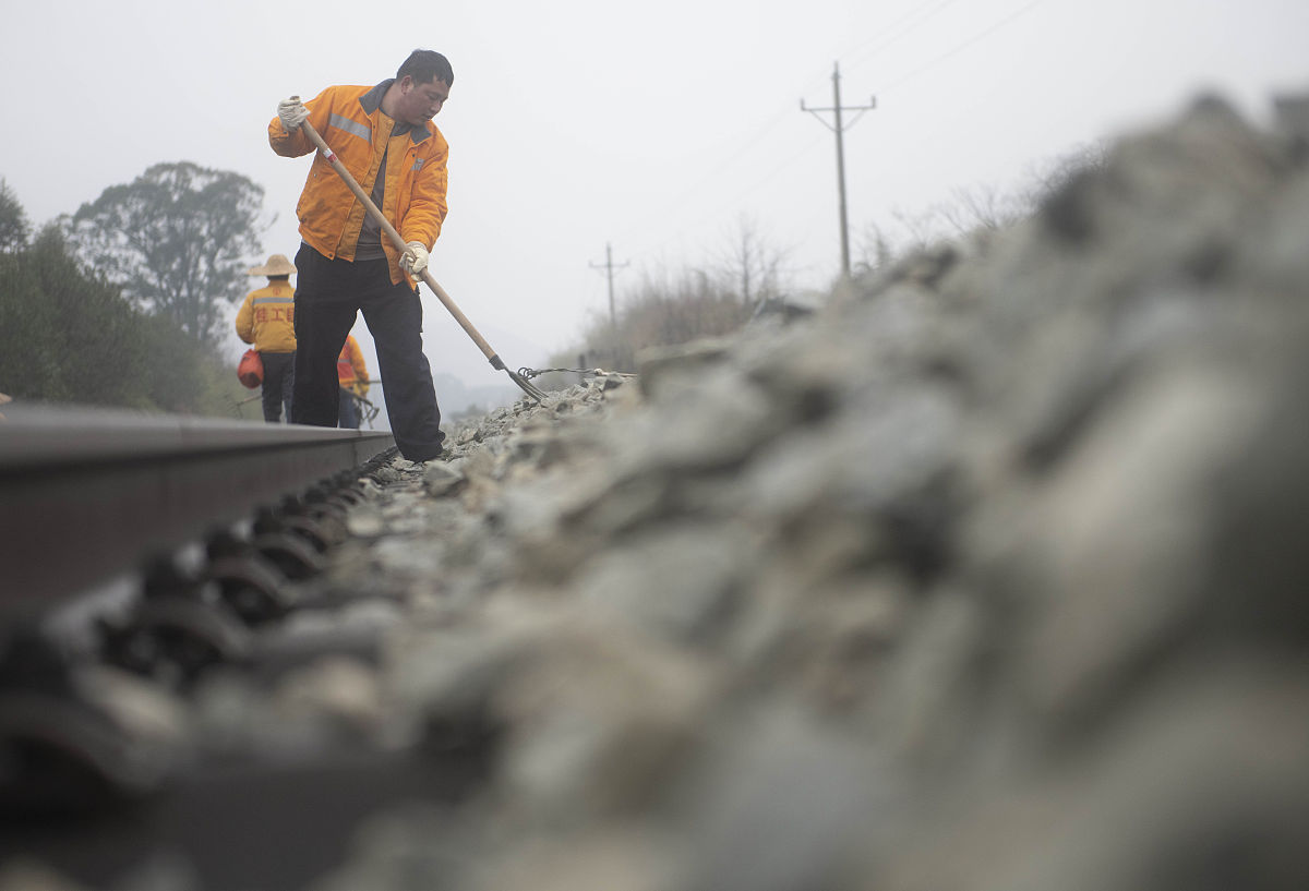 请问是县级修路加高两米影响老人出行有补贴吗什么政策依据