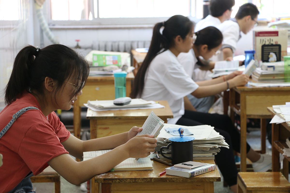 请为我一初中生的口吻写两篇学期自我回顾每篇300字