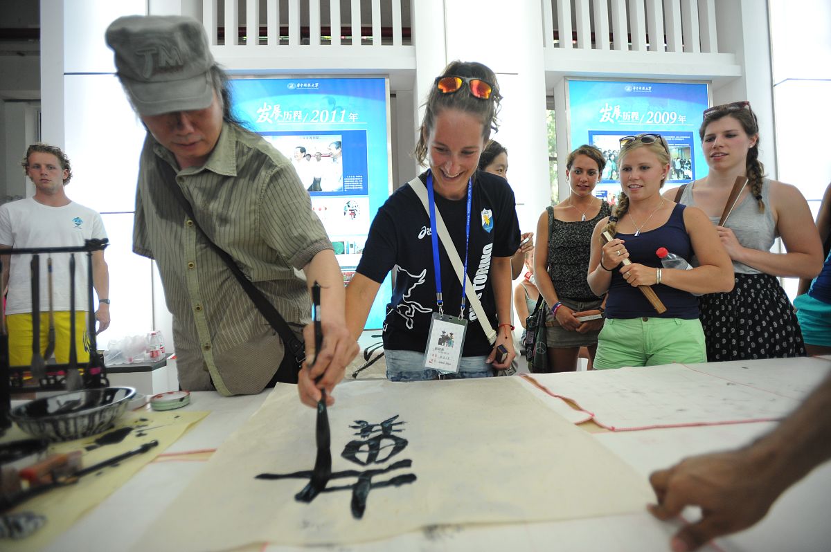 2014年7月22日,武汉,国际名校学生学书法.