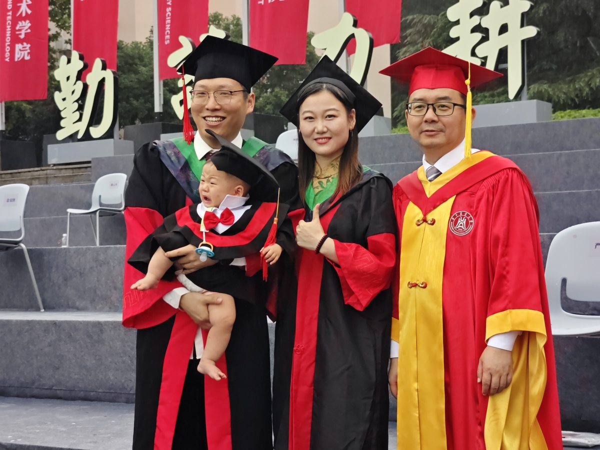 我要博士毕业了写一段致谢以下句为开头行文至此落笔为终求学数十载如白驹过隙一晃而过回首这段漫长的旅程无论悲欢也不管得失已不值一提