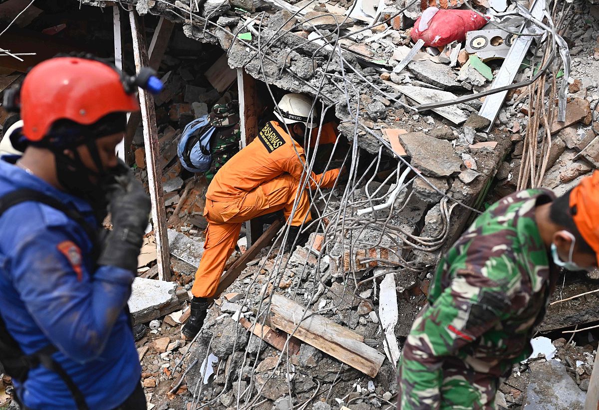 当地时间2021年1月16日,印尼西苏拉威西省15日凌晨发生的6.2级地震已