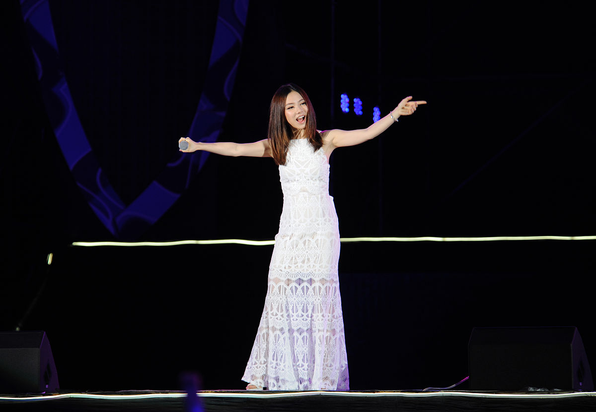 根据邓紫棋的演唱风格写一首歌并附上作品简介