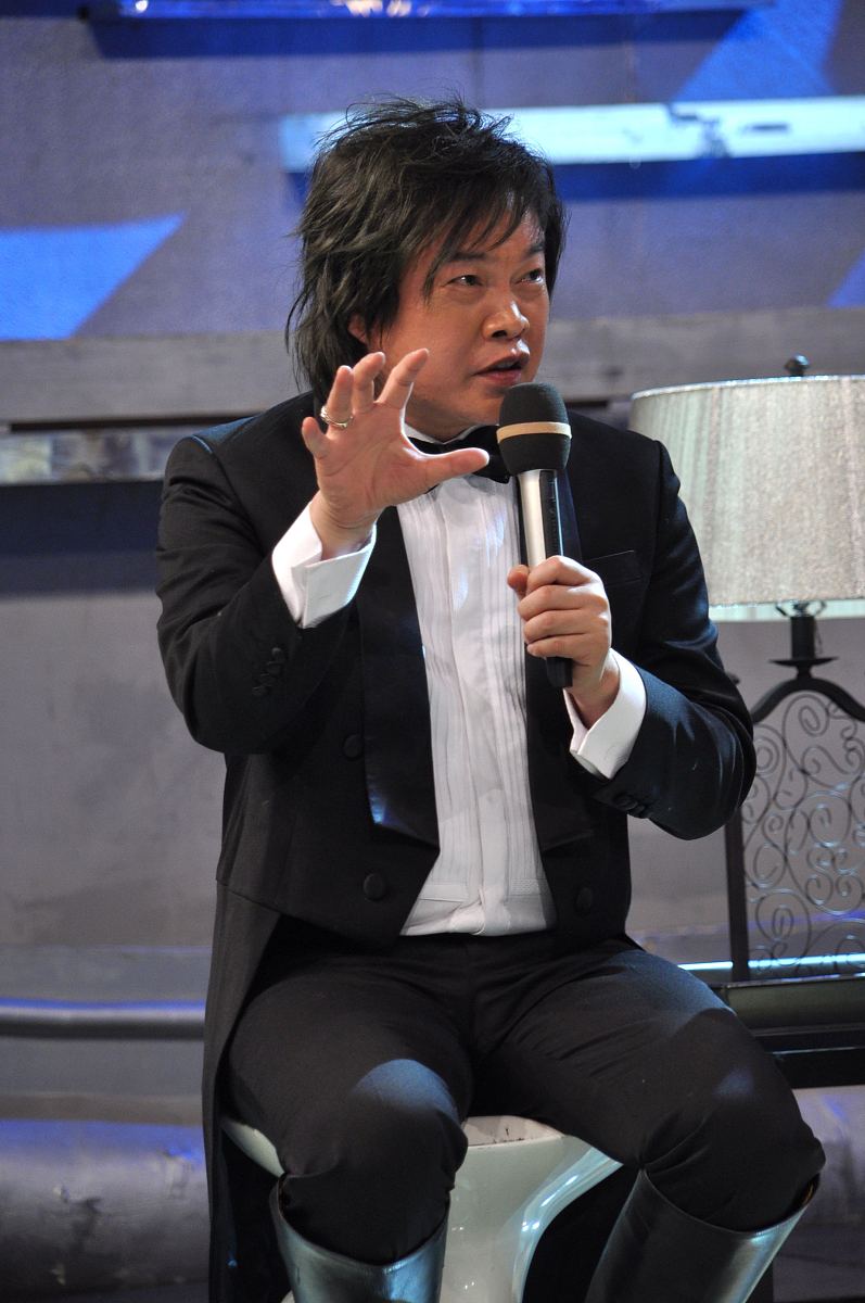 2010年3月13日,上海,"三大难高音"在电视台录制《家庭演播室》节目.康
