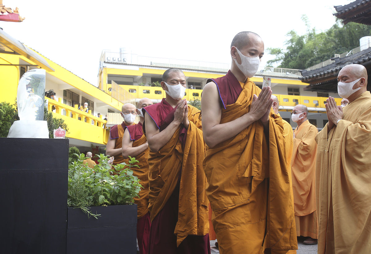 2021年5月9日,台北市,寺内僧侣庆祝佛诞节.monks and nuns pray toget