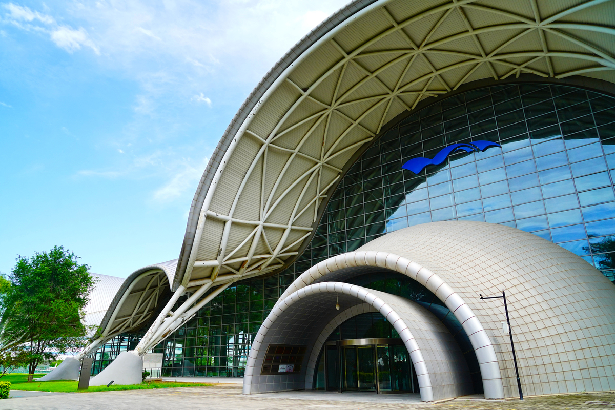 第二站：国家海洋博物馆问题①：大型文化建筑与公园是如何结合的问题②：文化建筑的入口 停车是如何布置的。问题③：联想之前去过的类似文化建筑他们从平面上有什么组织的共性。问题④：该大型文化建筑内部的流线是大致如何组织的。问题⑤：高等级的文化建筑对于周边功能是否有正面效应周边功能又该如何与之衔接