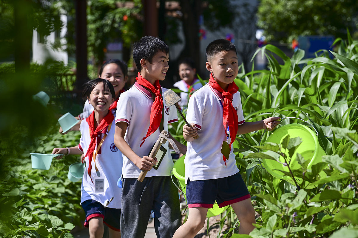 给我换种更学术更整齐的说法且主语需是学生：地理研学旅行课程为学生提供了获取地理信息、归纳总结地理原理与规律的学习机会进而培养学生自主、合作、探究的精神和实践能力。这一过程潜移默化地提升了学生的地理核心素养。