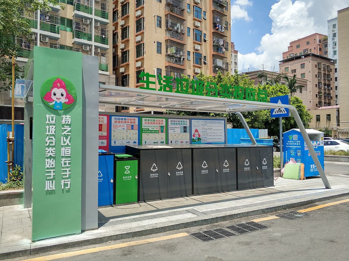 写一篇题目为《科学规范外摆疏导点守护城市治理烟火气》的基层建议要求有很多数据并且标明数据出处。