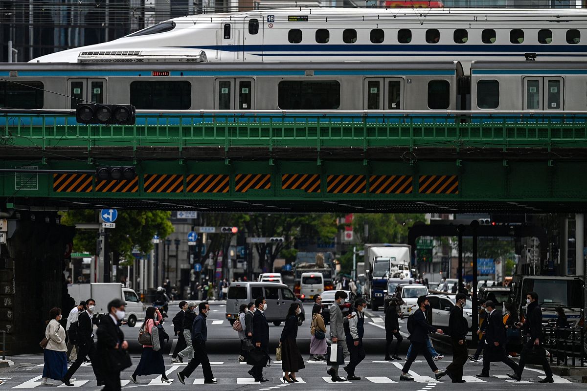 当地时间2021年4月9日,日本东京,民众戴口罩出行.世界卫生组织官网最