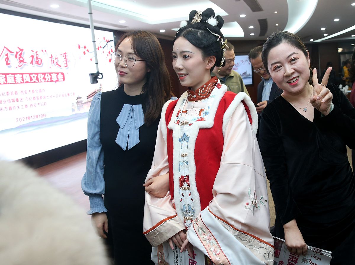 2021年12月10日,陕西省西安市,西安大唐不夜城不倒翁小姐姐皮卡晨(冯