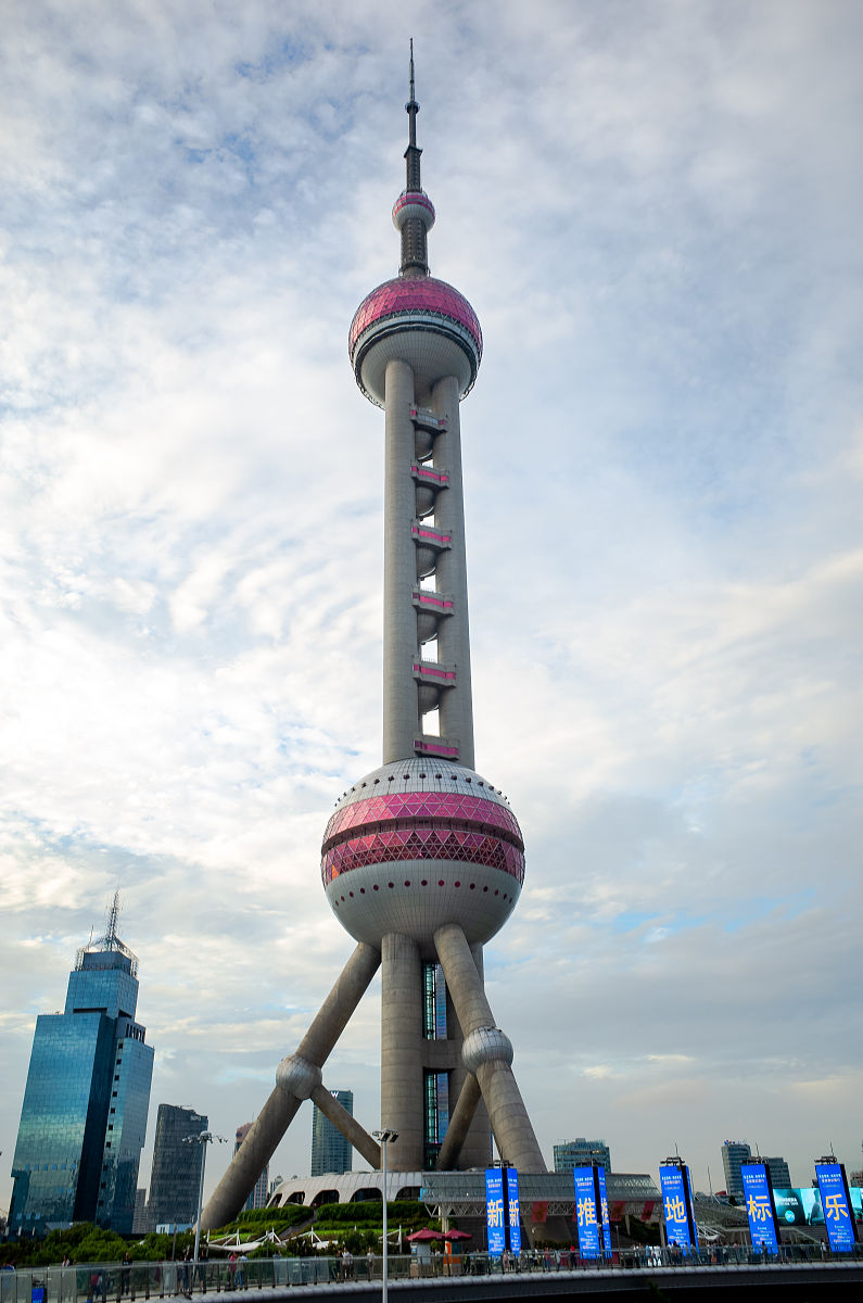 东方明珠广播电视塔：上海地标，俯瞰城市魅力