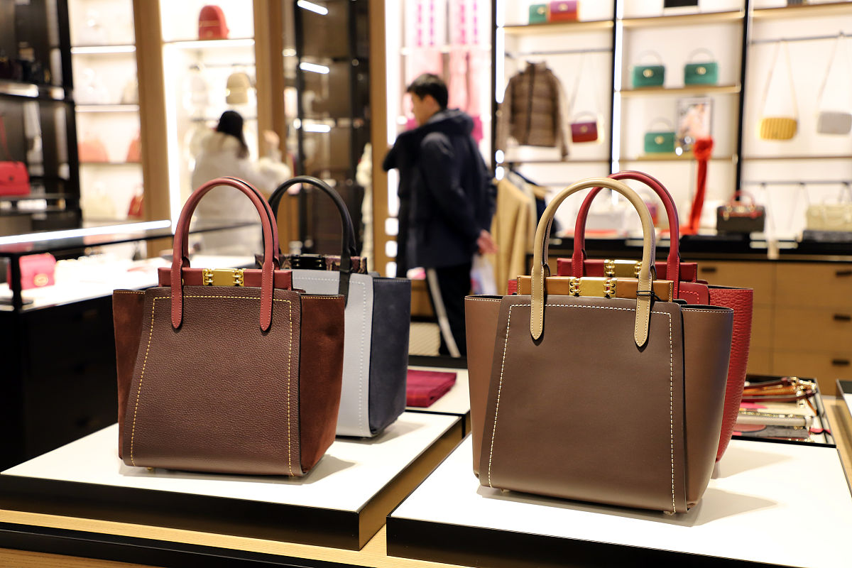 根据以下内容编写时尚资讯内容详实查重率不能太高不少于五百字：据消息人士透露Louis Vuitton将于6月1日起上调产品售价幅度在11至13之间。值得关注的是LVMH在发布2022年财报时曾表示今年不会进行全球统一的涨价但会根据不同市场和地区的通胀程度及运营成本变化进行调整。有报告发现自2021年1月以来Louis Vuitton最基础的腋下包Pochette手袋价格从630美元翻了一倍多至12