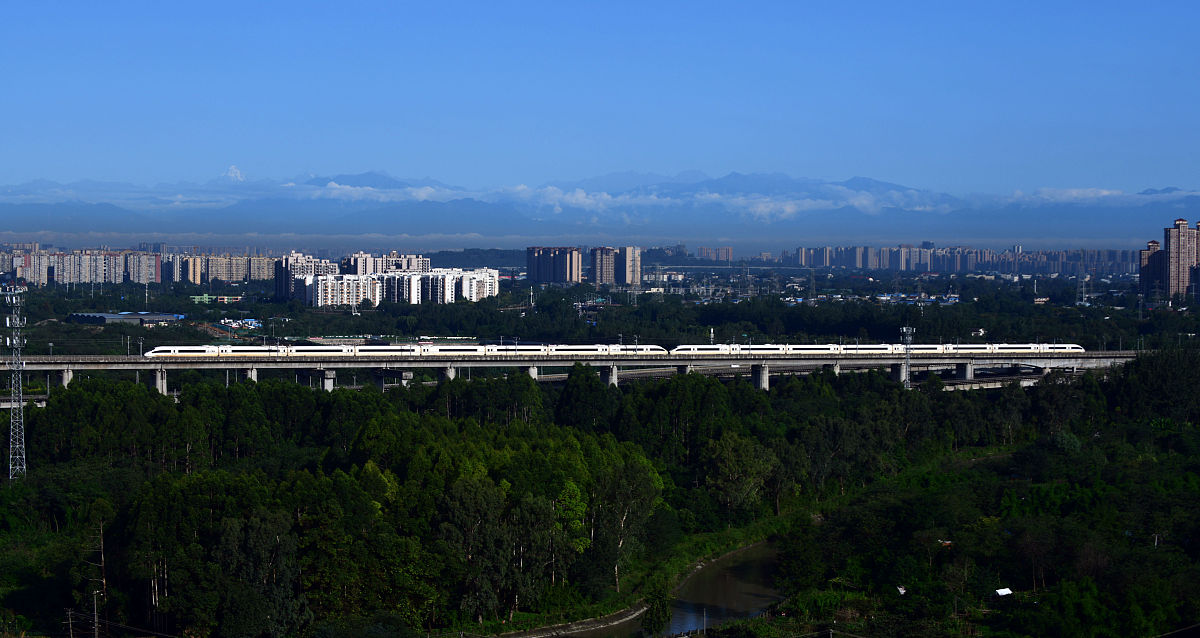 2020年8月13日,成都又见雪山,一列动车组列车行驶在西成高铁线上,远处