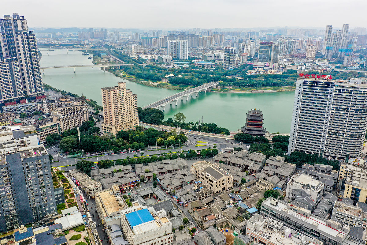 2021年12月29日,南宁,航拍邕江江畔的畅游阁.