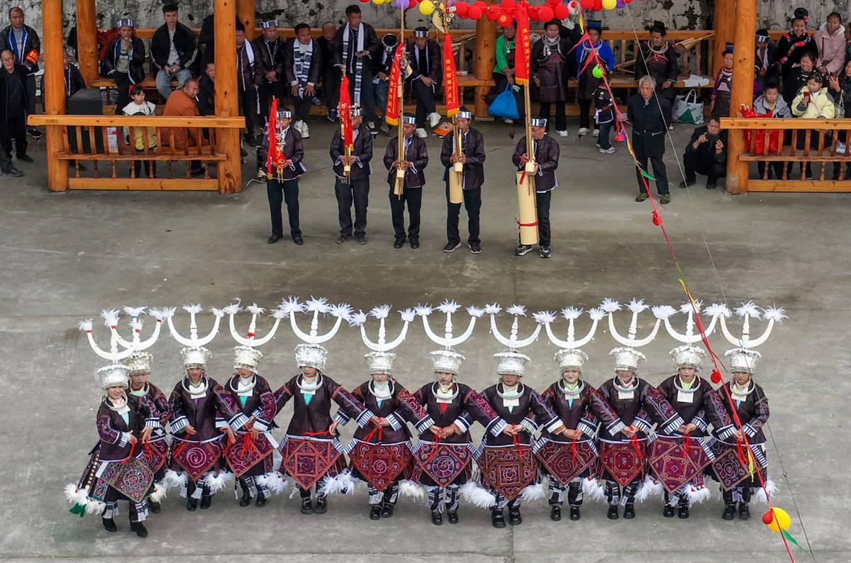 2026年2月21日,贵州丹寨,穿着苗族百鸟衣盛装的女青年