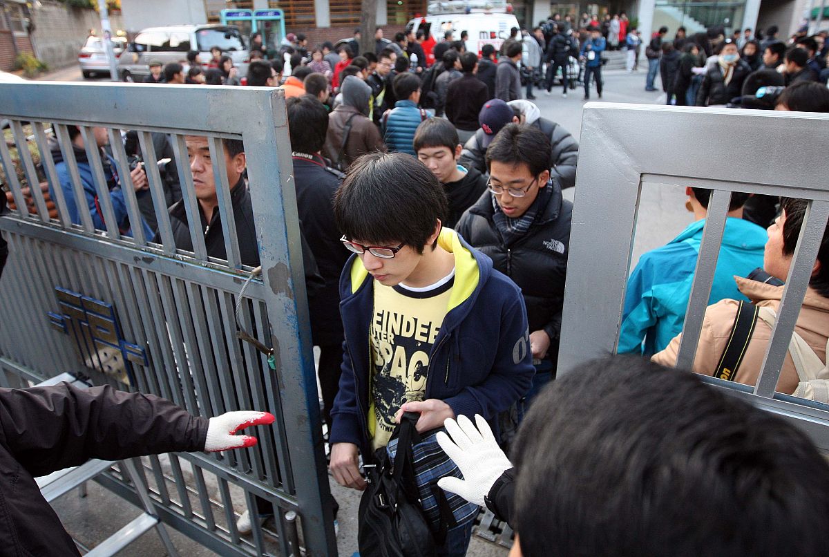 2009年11月12日,韩国首尔,韩国学生参加"2010大学入学考试".当日,约67