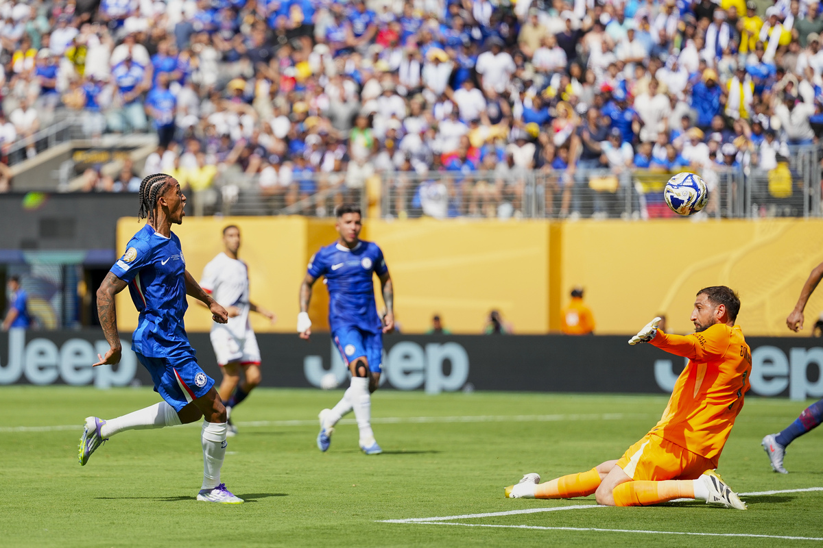 6月15日一场由世界杯冠军阿根廷队对阵澳大利亚队的足球友谊赛将在北京工人体育场举行。阿根廷驻华大使牛望道日前接受《环球时报》记者专访时表达了对这场比赛的期待和对中国球迷的感谢。致所有阿根廷足球粉丝和中国观众：你们表现出的热情让我们非常高兴希望在本周四的比赛中你们能像往常一样支持我们的国家队。相信在你们的关爱和支持下我们将会取得优秀的成绩。所以加油阿根廷！牛望道对《环球时报》记者表示。近日梅西等阿根