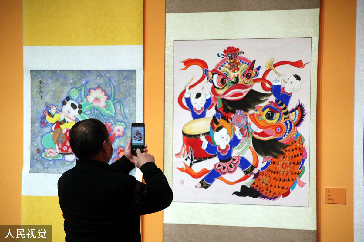 2020年4月9日,苏州,观众在中国木版年画特展上参观.
