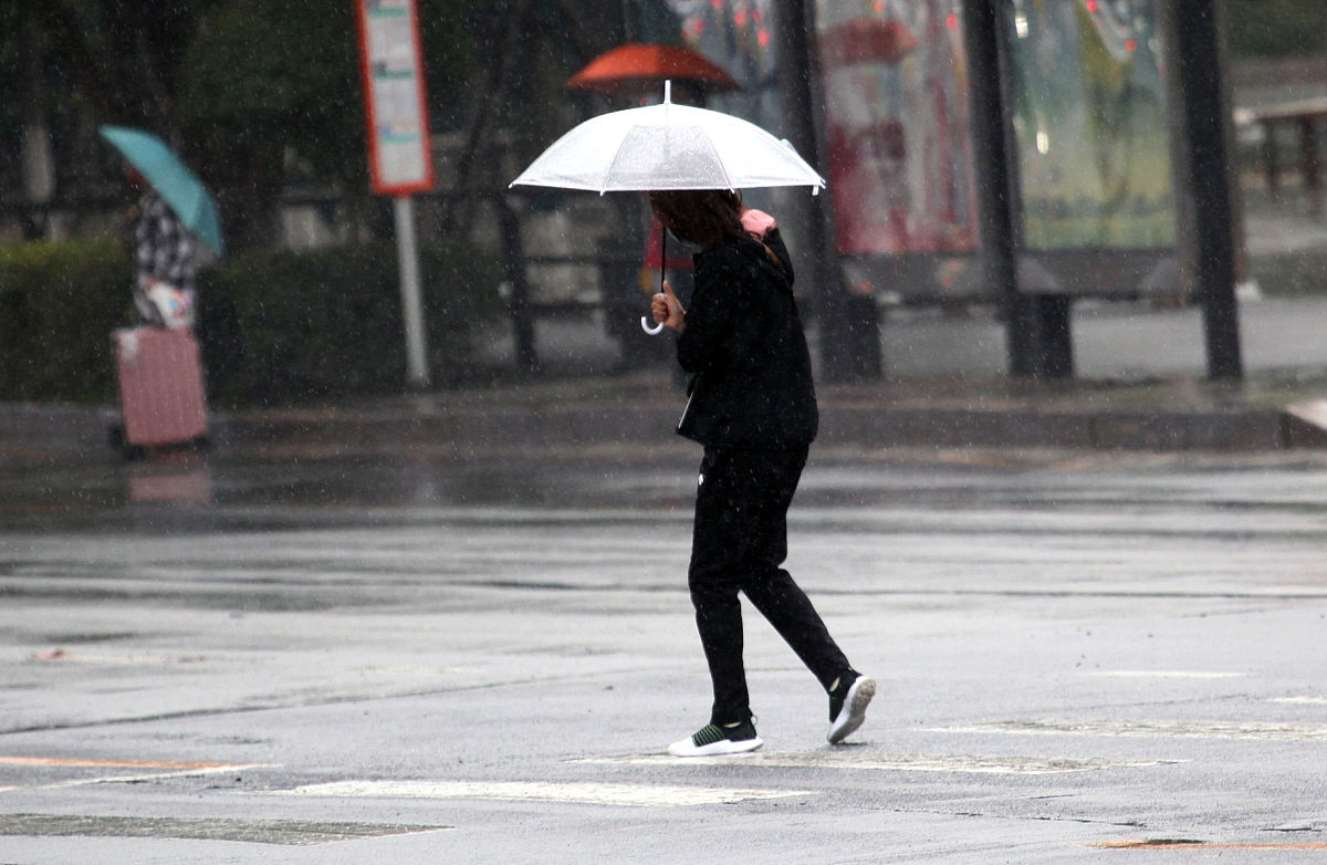 请根据中国湖南省永州市蓝山县的今日实时天气对中小学生进行安全提示不超过100字