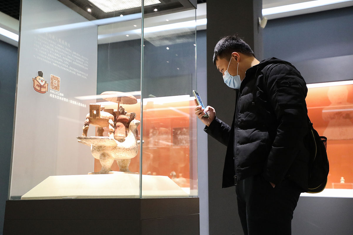 2021年2月3日,市民在济南市博物馆观赏《我从汉朝来——文物世界中的