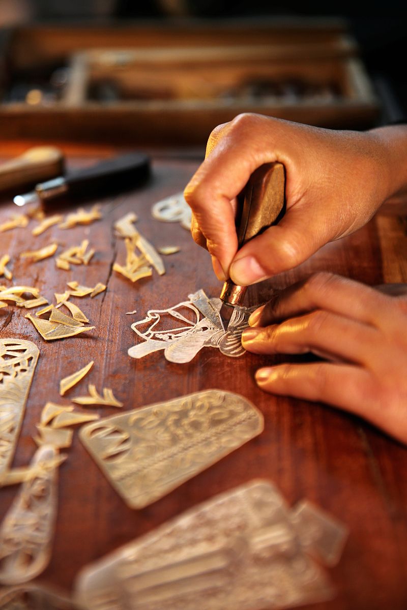 请改写下面这段话使内容更加丰富逻辑更加清晰：弘扬中国传统文化传承匠心。