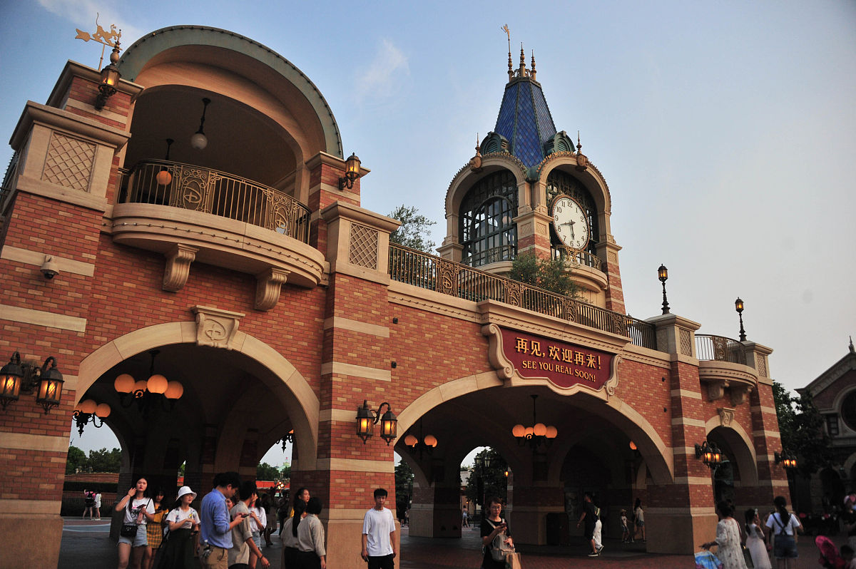 请650字的博客文章主题是：上海好玩的地方有哪些