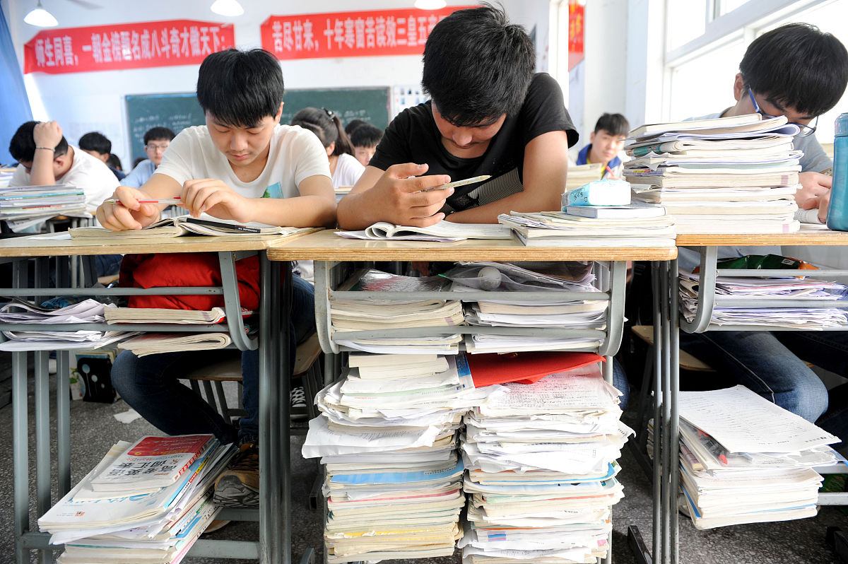 2016年5月30日,安徽淮南市一中,高三学生进行高考前最后复习冲刺.