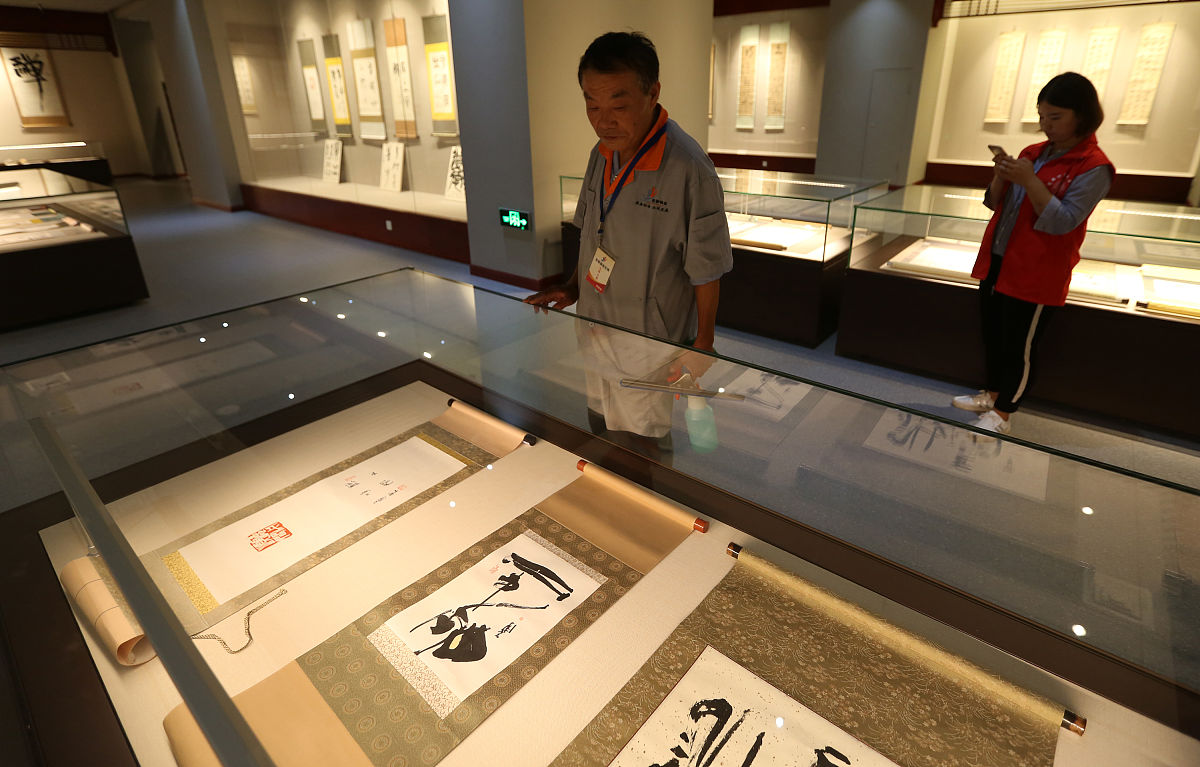 2018年7月3日,西安,在教育博物馆书法展区里,张西京每天工作时都会认