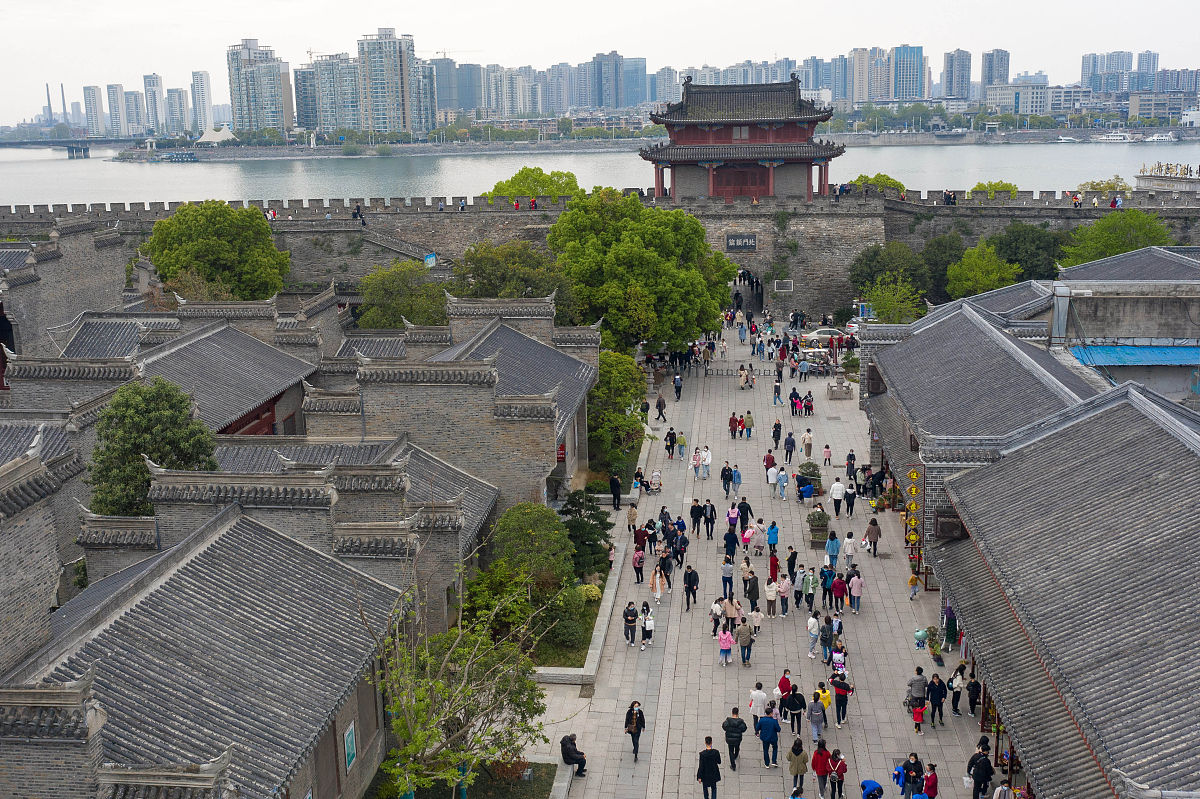 2021年4月4日,湖北省襄阳市,游客在襄阳古城游玩.