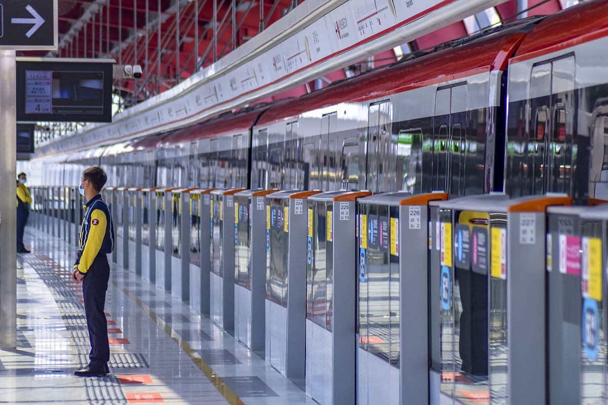 地铁大客流应对措施的研究论文摘要：随着城市化进程的加快地铁作为城市公共交通的重要组成部分其客流量也在不断增长。在高峰期地铁客流集中容易出现拥挤、安全隐患等问题给乘客带来不便和安全风险。本文针对地铁大客流的应对措施进行了研究分析了地铁客流的特点和规律提出了一系列有效的应对措施包括优化运营管理、加强安全监管、提高车站设施和服务水平等方面。通过实践验证这些措施可以有效地缓解地铁大客流带来的问题提升地铁服