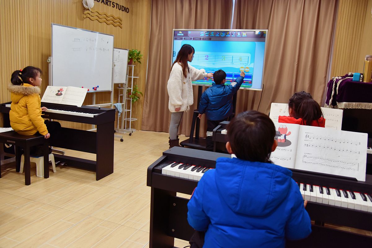 素养方面，教师在音乐课堂教学中能经常运用伴唱和钢琴伴奏，钢琴专业或音乐学专业的教师对钢琴伴奏的掌握情况更佳，其他表演专业类教师，例如二胡。打击乐等教师对钢琴伴奏的掌握情况稍加欠缺，但是课堂教学中的伴奏都可以正常进行。