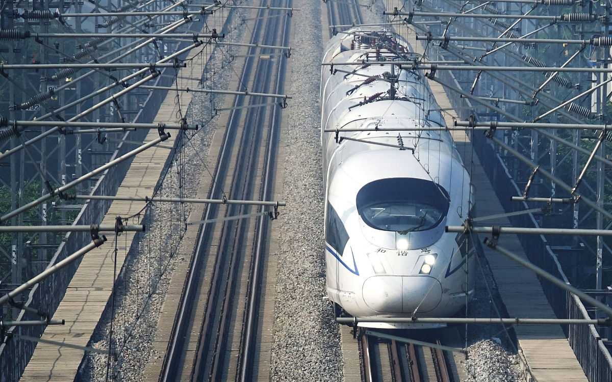 高速列车底部流场特性分析及吹气减阻研究